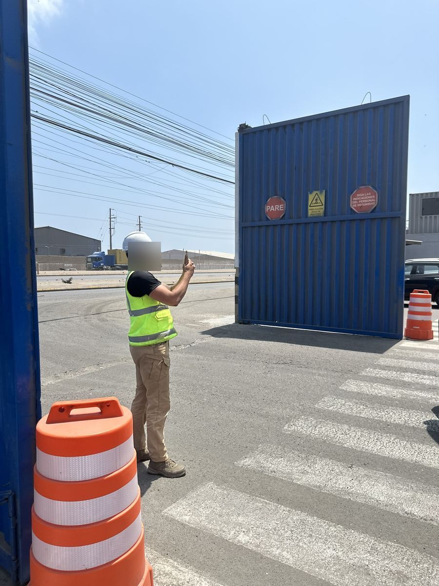 Inspector registra con su teléfono el portón de un patio