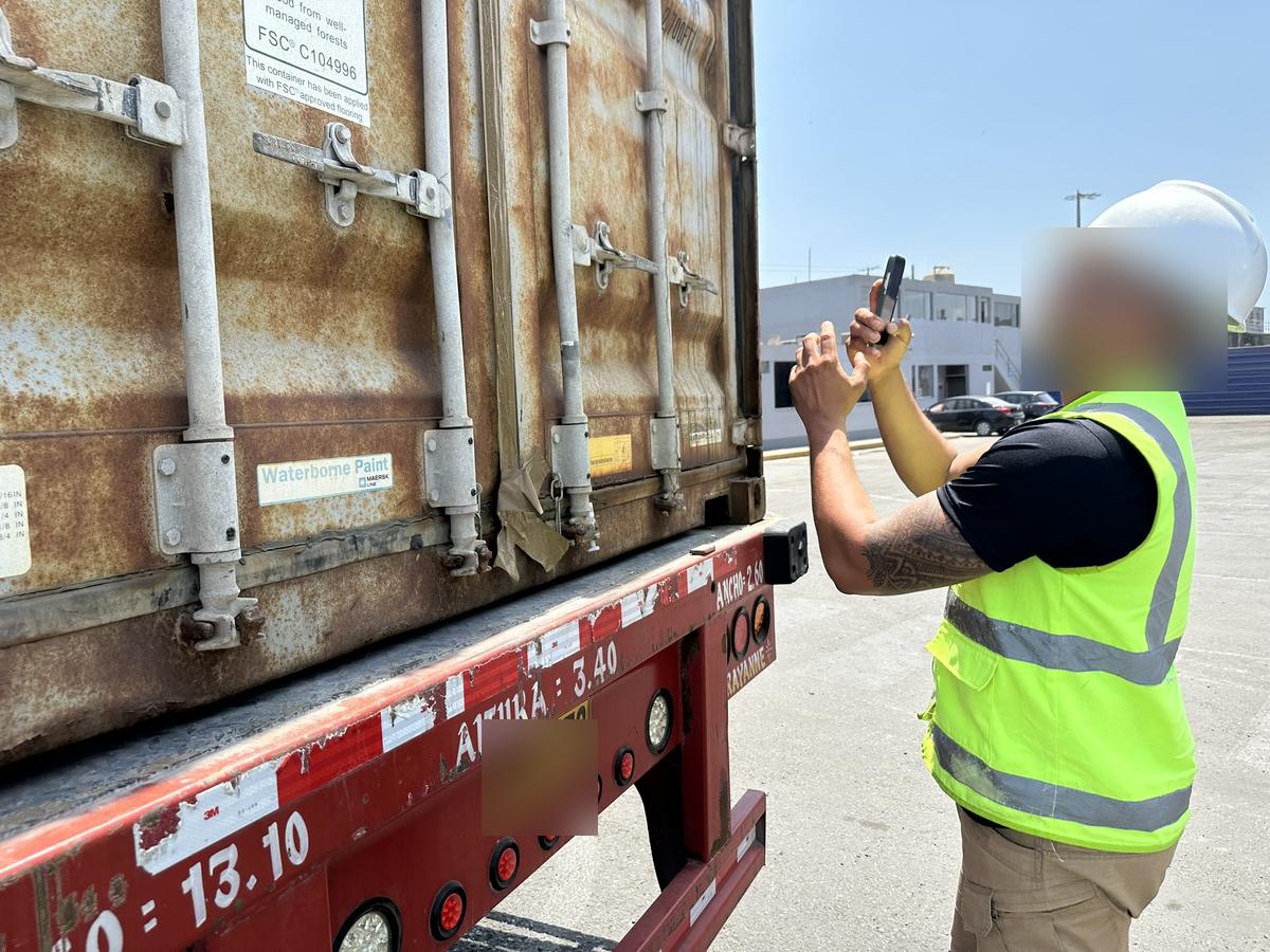 Inspector fotografía las puertas de un contenedor